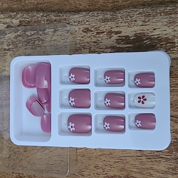 2/$16 Floral Short Press On Nails - Picture 13 of 15
